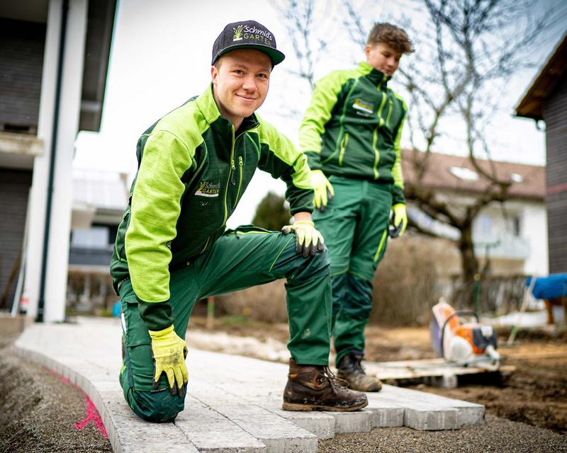 zwei Mitarbeiter von Schmids Garten