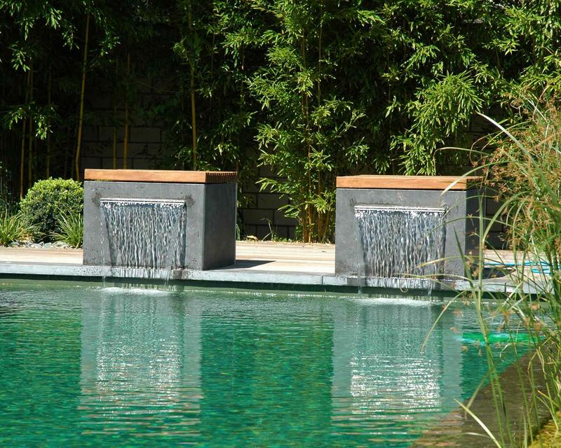 Wasserspiele an einem Naturpool