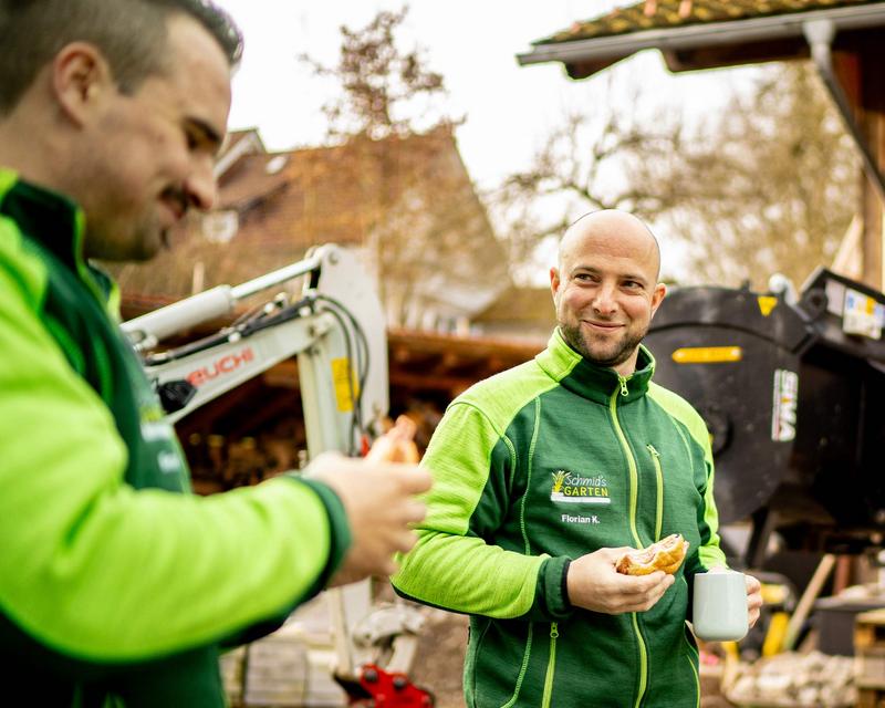 Simon Schmid und ein Mitarbeiter in der Pause