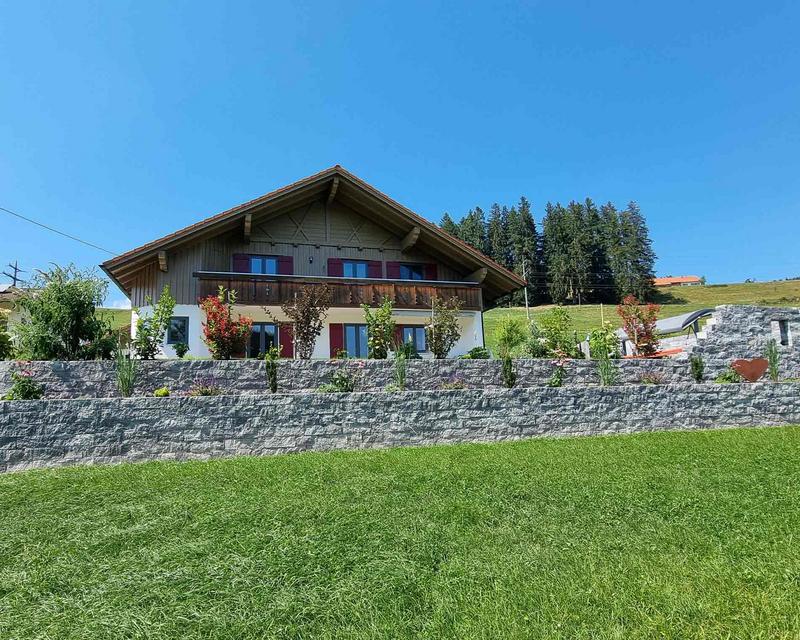 Aufnahme eines Hauses mit abgrenzender Mauer
