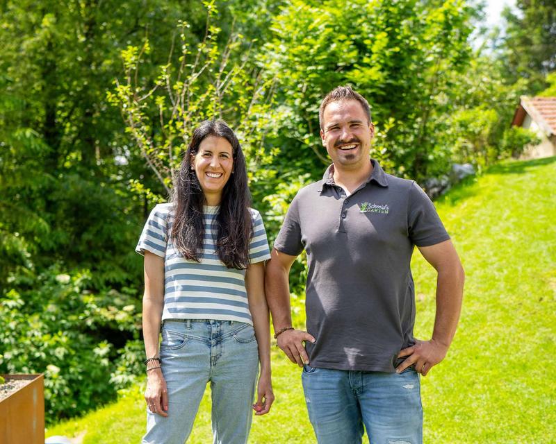 Simon Schmid mit einer Kundin in deren neu gestaltetem Garten