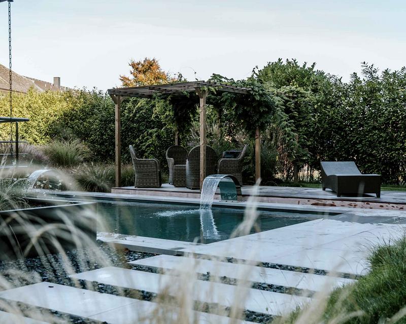 moderner Naturpool mit großen Trittsteinen 