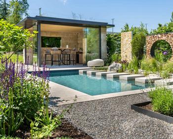 Schaugarten mit Naturpool, Trittsteinen, Sichtschutzelementen und zahlreichen Stauden und Sträuchern