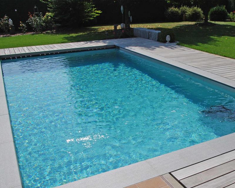 Blick auf einen klassischen, türkisblauen Swimmingpool 