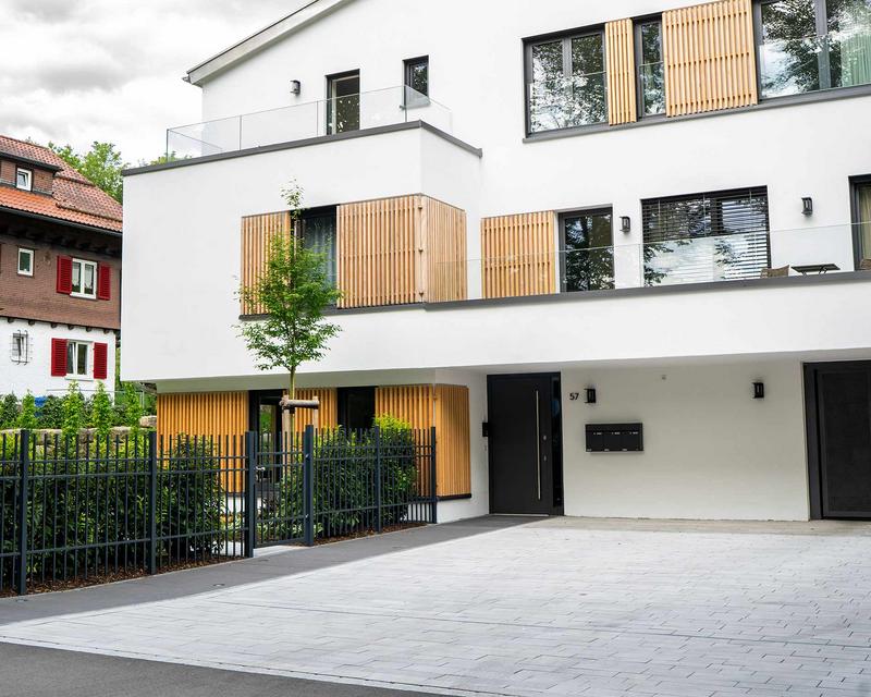 moderne, gepflasterte Hofeinfahrt zu neugebautem Haus