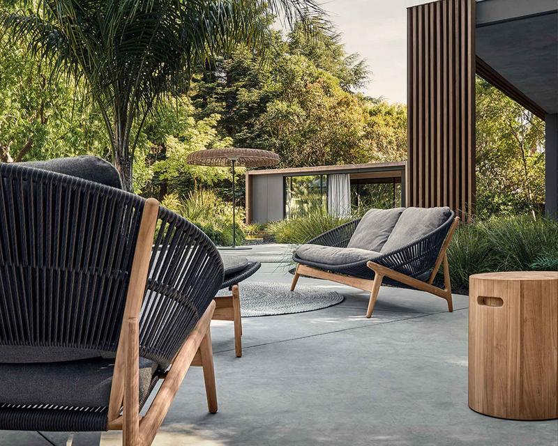 hochwertige Sitzmöbel und Lounge auf einer sommerlichen Terrasse