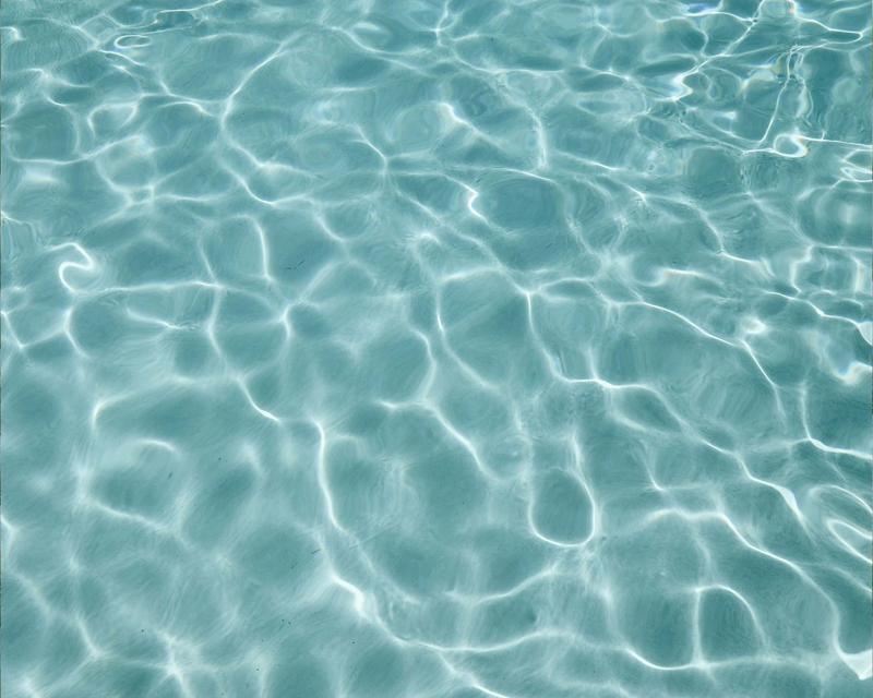 Detailaufnahme auf die Wasseroberfläche eines Pools