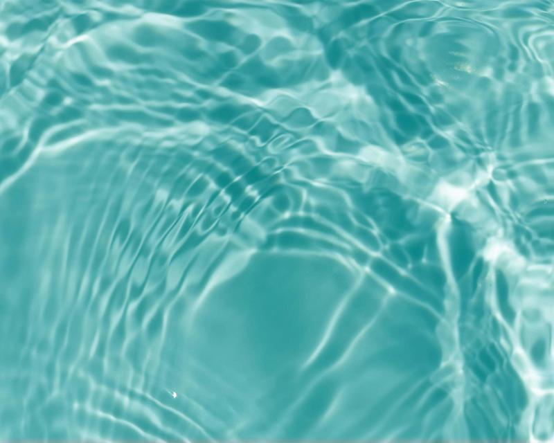 Detailaufnahme einer Wasseroberfläche in einem Swimmingpool