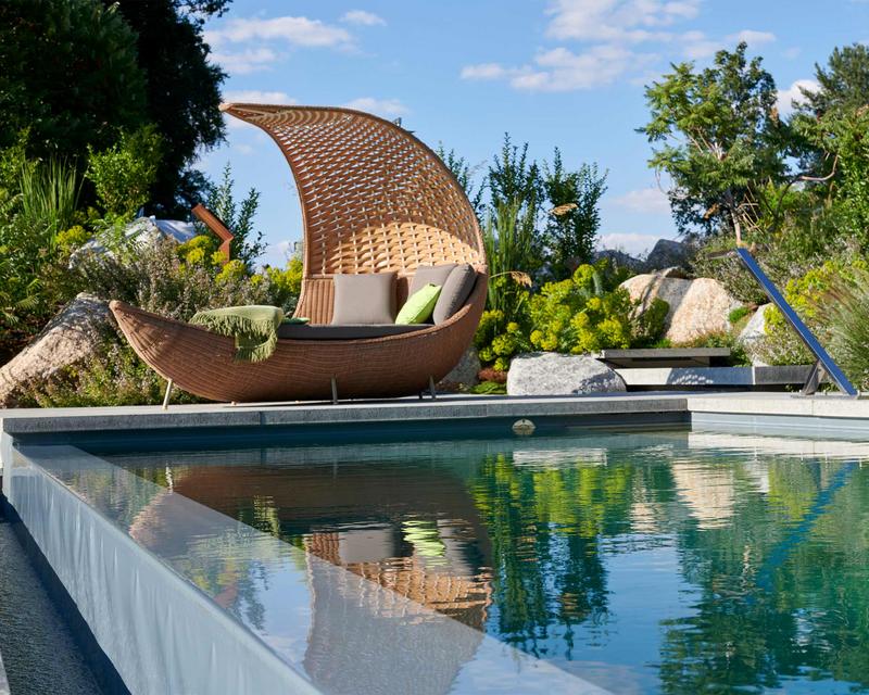Swimmingpool mit Sonnenlounge