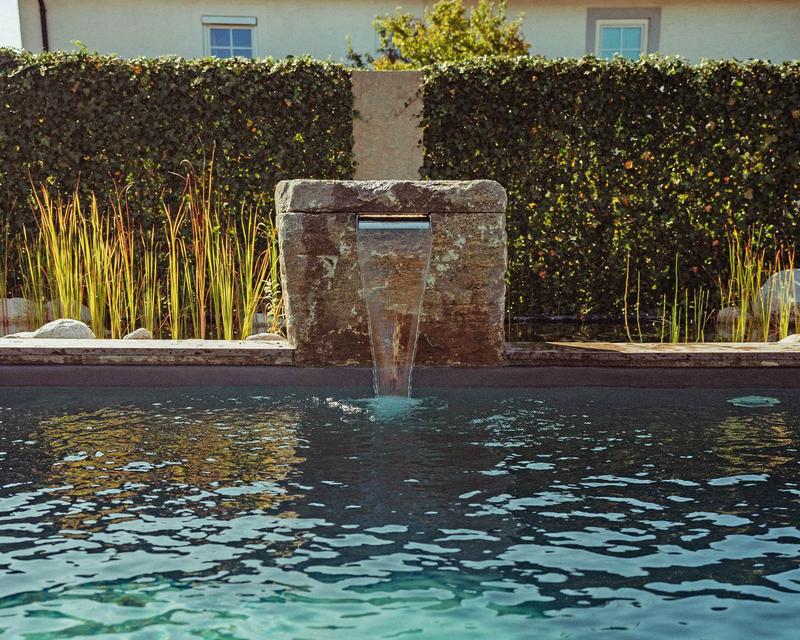 Wasserspiel am Rand eines Pools