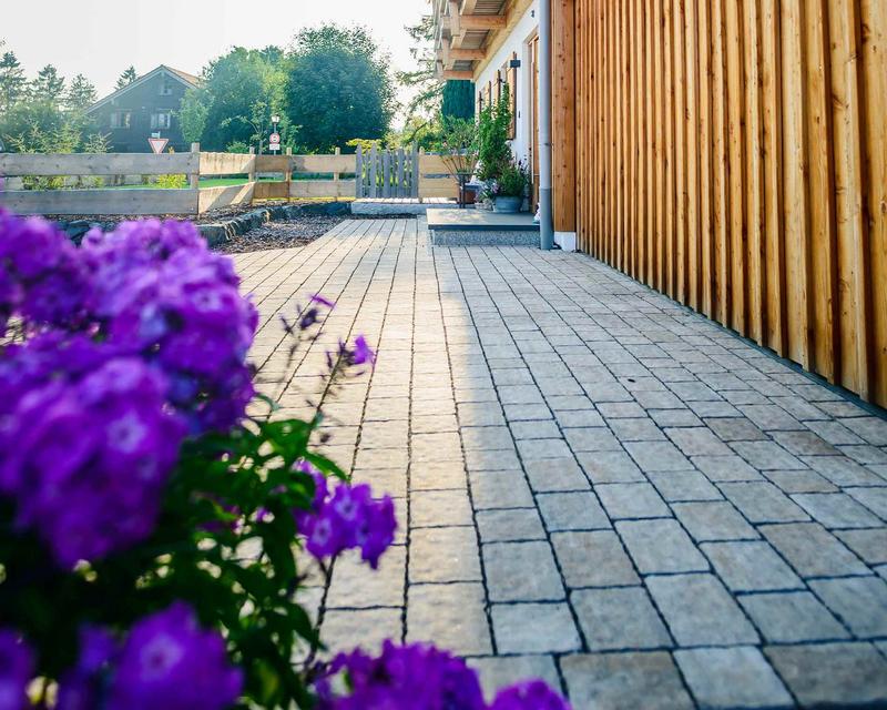 gepflastere Einfahrt eines Hauses