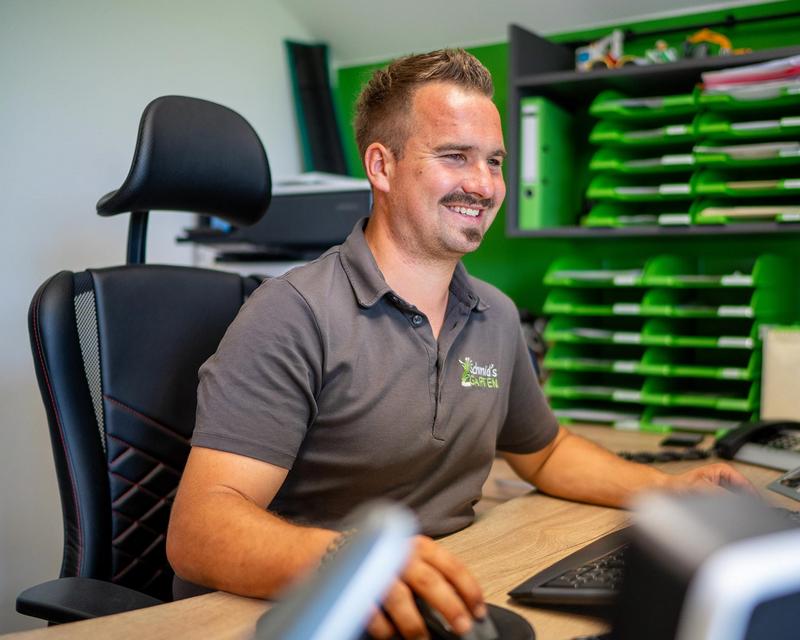 Simon Schmid bei der Planung in seinem Büro