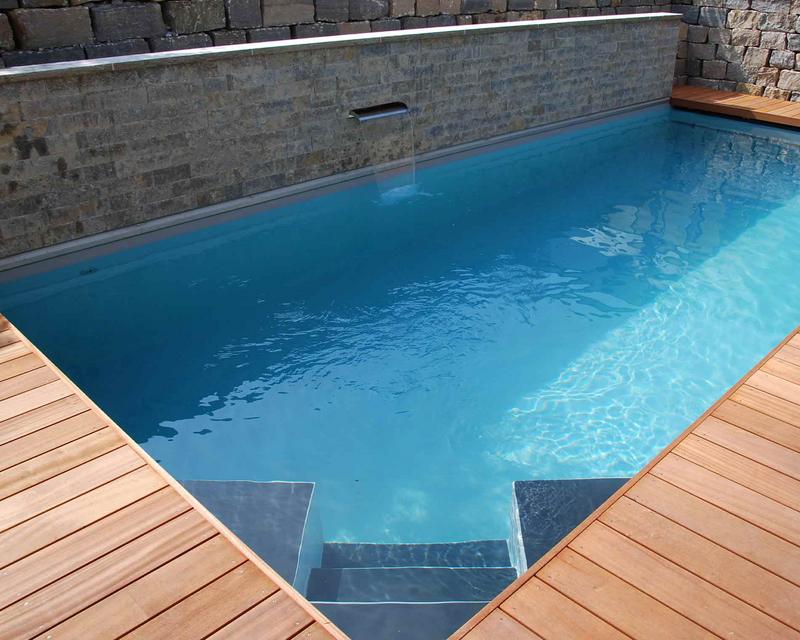 türkisblauer Biopool mit Wassereinlauf und Holzterrasse