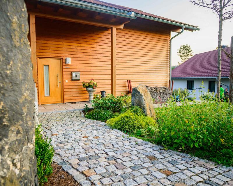 gepflasterter Eingangsweg zu Einfamilienhaus