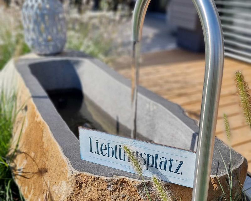 Nahaufnahme eines modernen Brunnen in einem ausgehöhlten Stein
