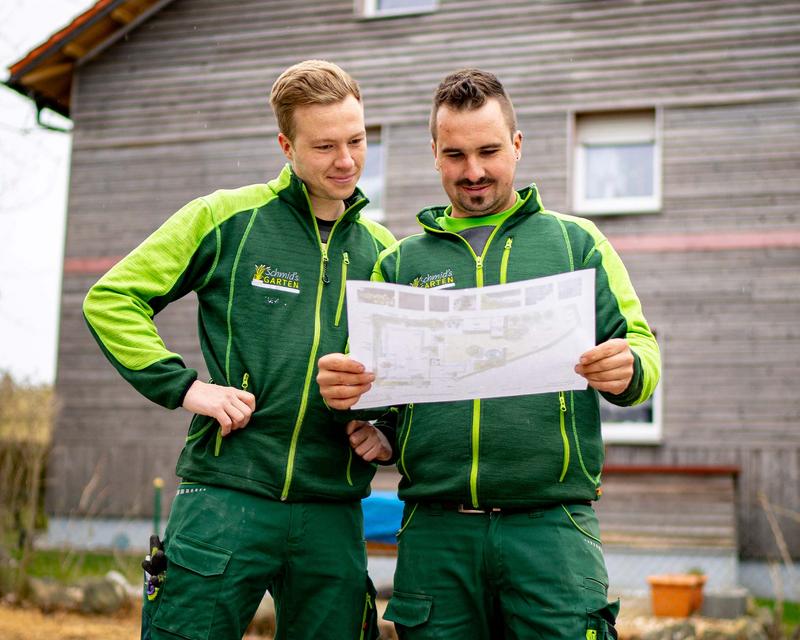 Simon Schmid und ein Mitarbeiter bei der Planung eines Gartens