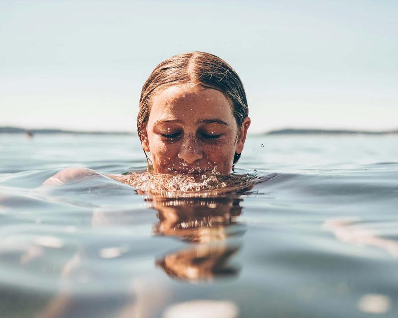 Eine Frau schwimmt in einem See