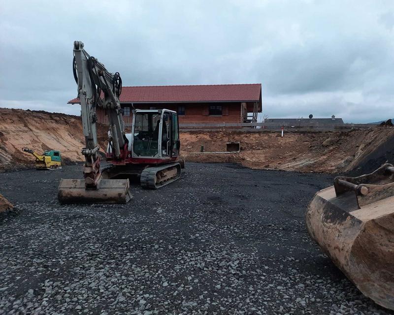 Bagger steht in einer großen Aushub Grube