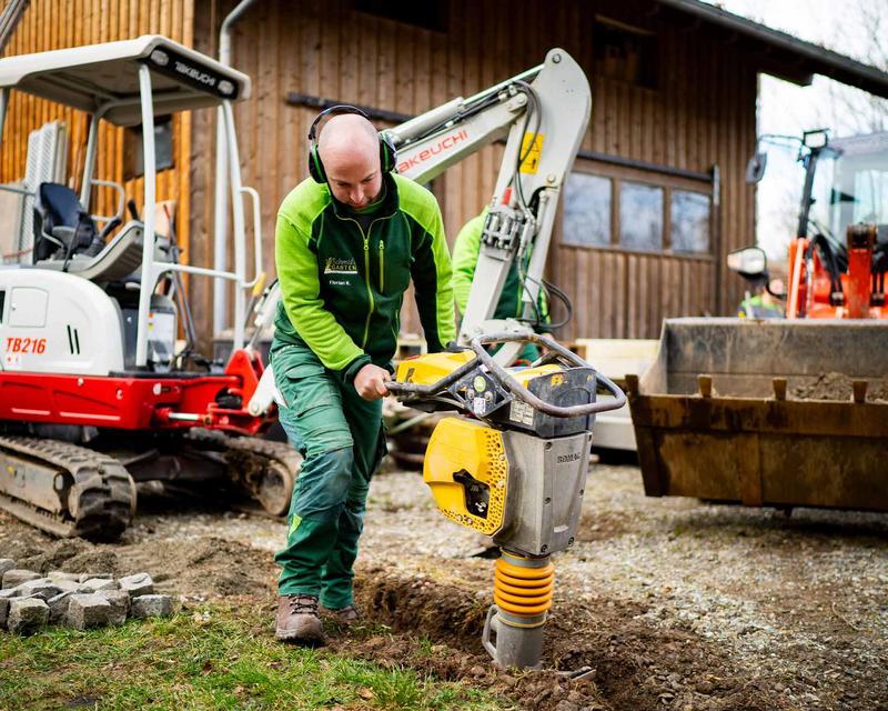 ein Mitarbeiter von Schmids Garten bei der Arbeit