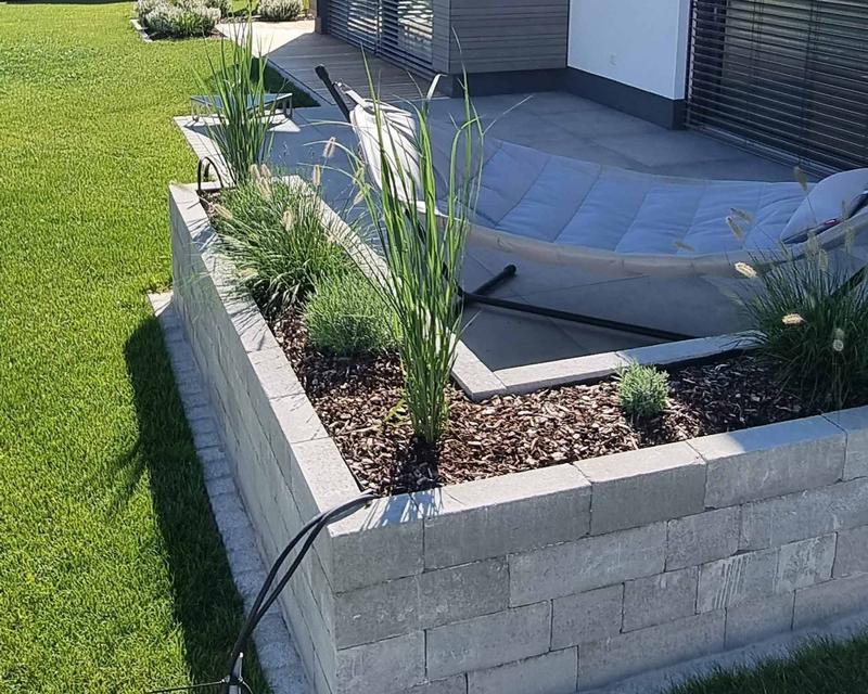 Nahaufnahme eines Beetes, das eine Terrasse einrahmt