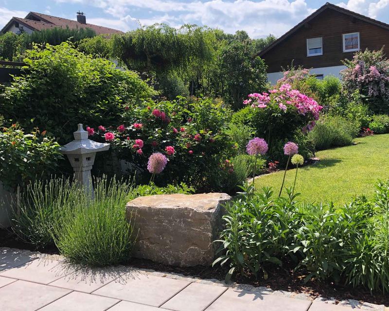 Bunt bepflanzter Garten mit verschiedenen Blumen und Stauden