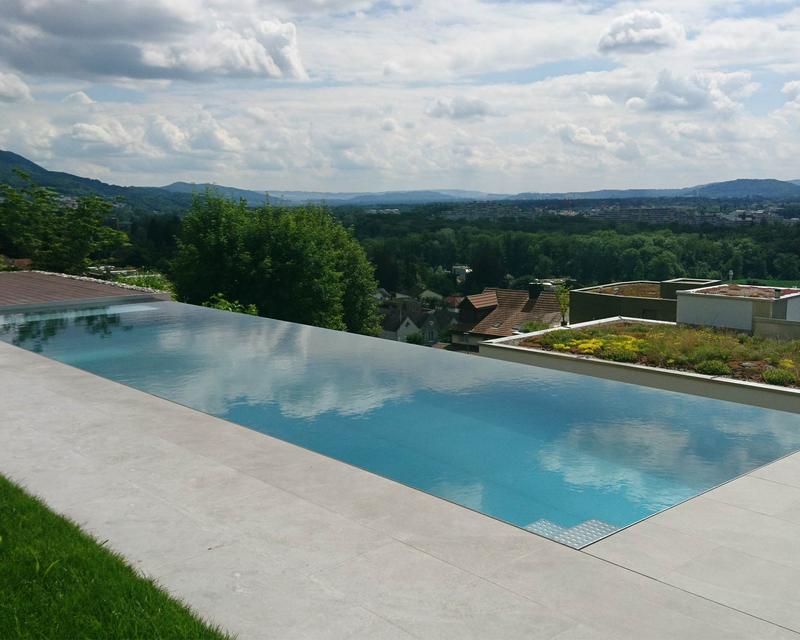 Aufnahme eines Swimmingpools mit Panoramablick