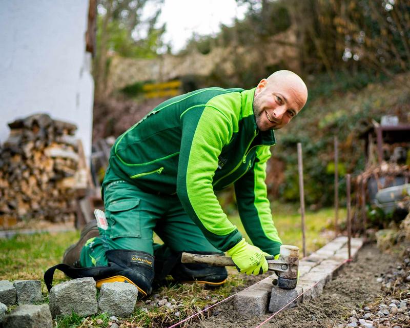 Ein Mitarbeiter von Schmids Garten bei der Arbeit