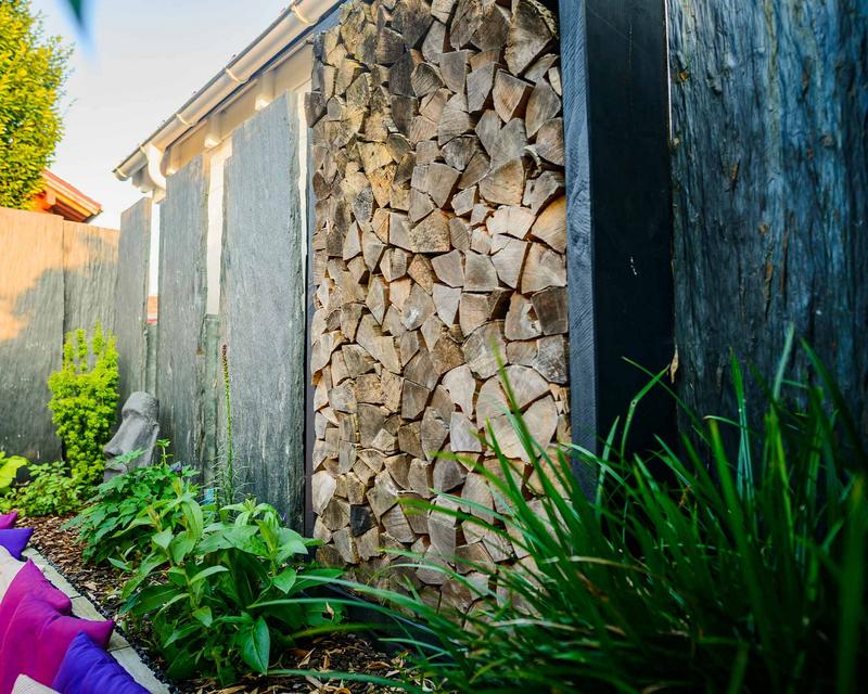 Nahaufnahme verschiedener Sichtschutzelemente aus Stein und Holz