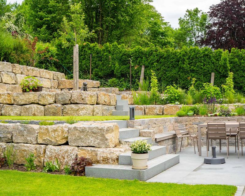 Hanggarten mit verschiedenen Treppenstufen und Natursteinmauern