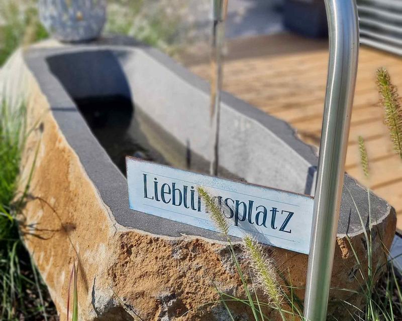 Nahaufnahme eines Brunnen in einem Garten