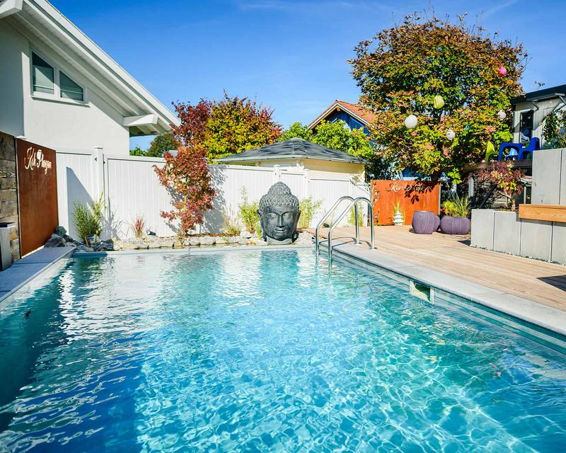 Biopool mit spiegelndem blauen Wasser