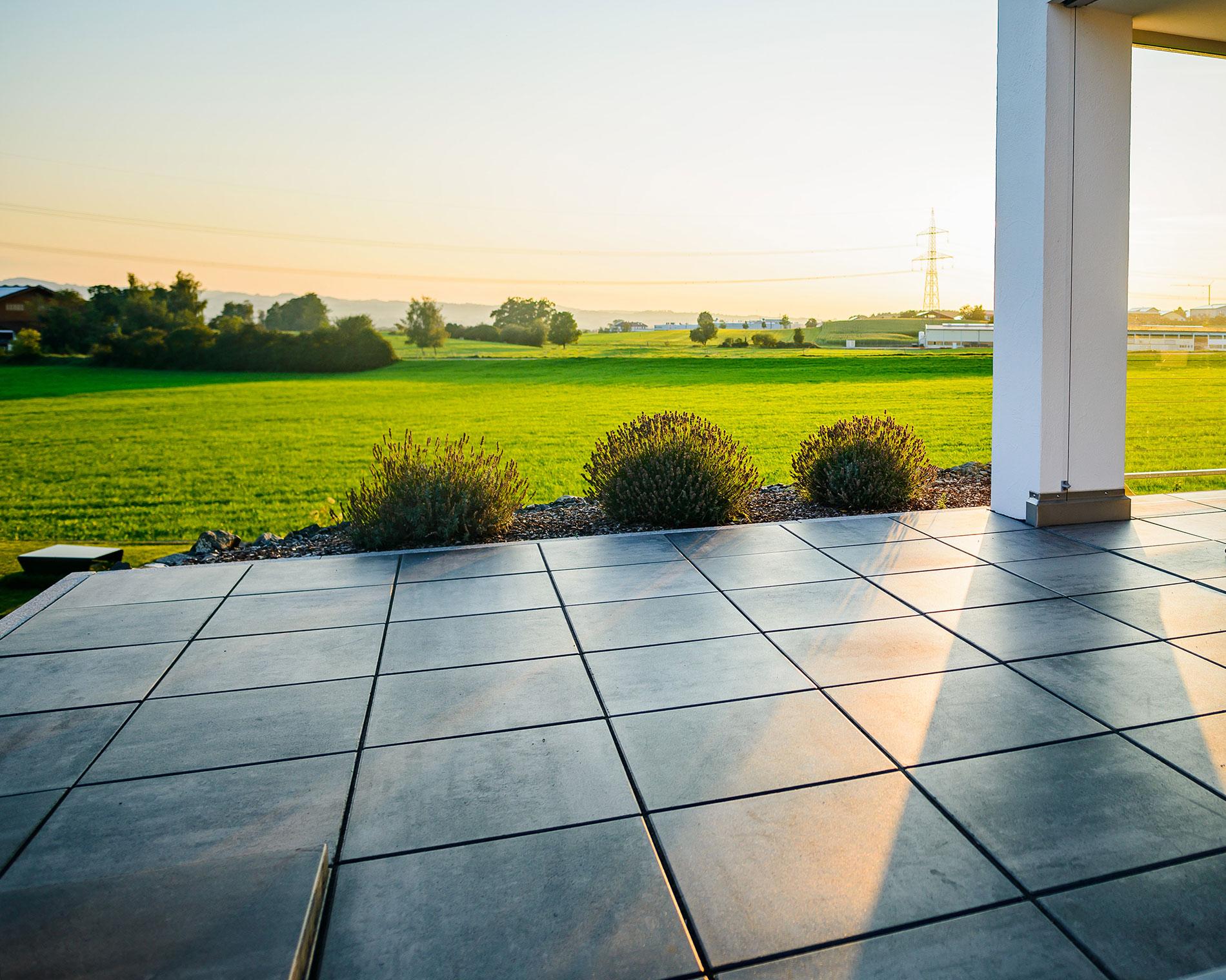 moderne gepflasterte Terrasse im abendlichen Sonnenschein