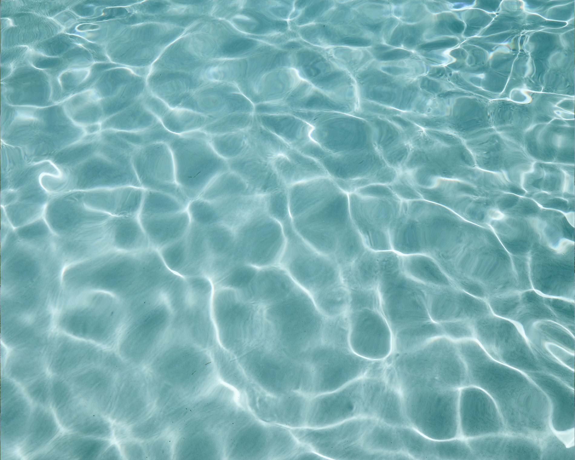 Detailaufnahme auf die Wasseroberfläche eines Pools